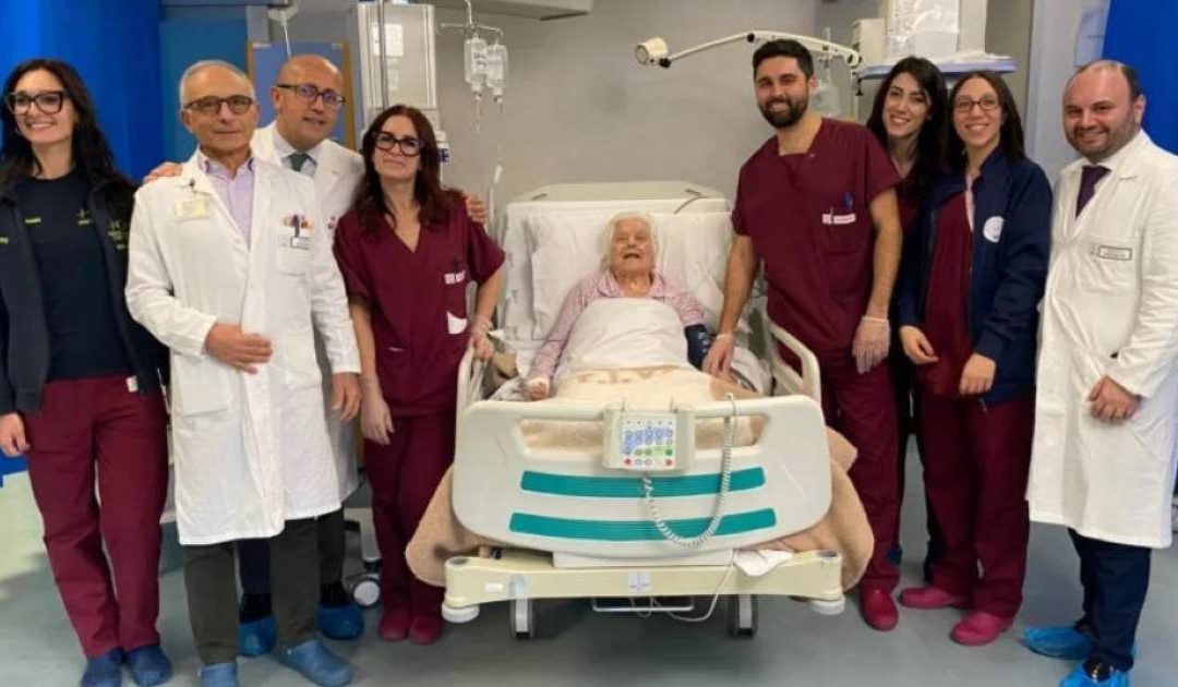 L'equipe medica al completo con la paziente dopo l'intervento