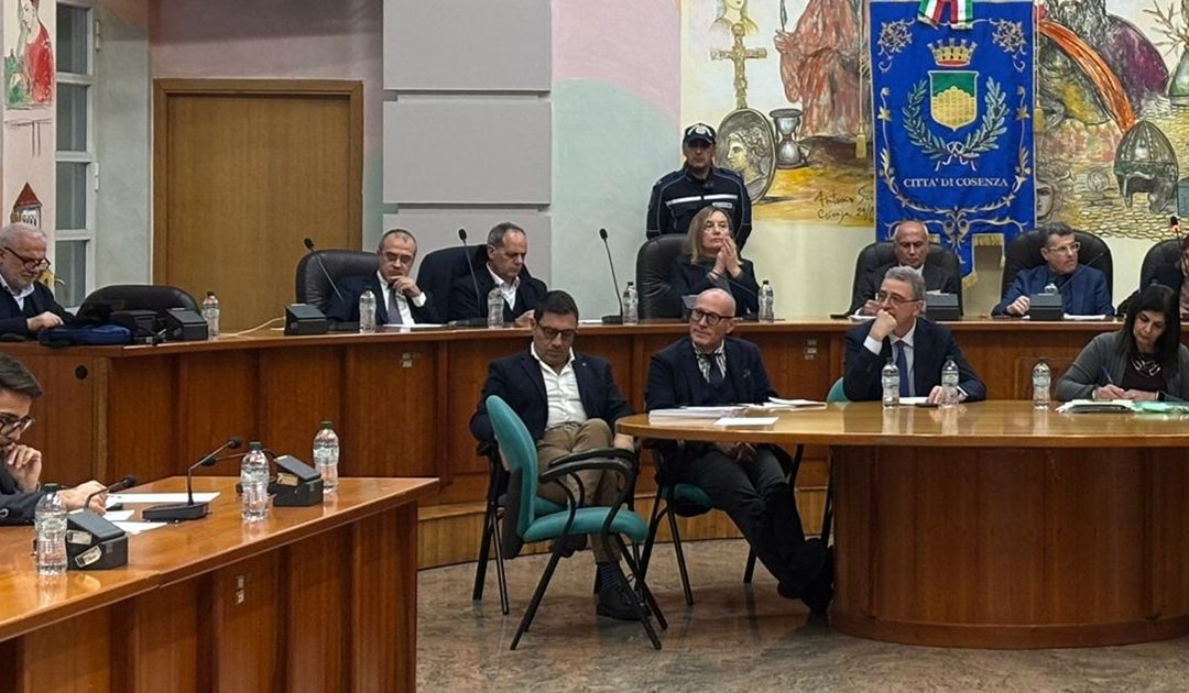 Emergenza idrica a Cosenza, mozione bipartisan in Consiglio