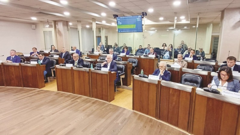 Vitalizi lucani: tensioni tra Latronico e Chiorazzo in Consiglio regionale