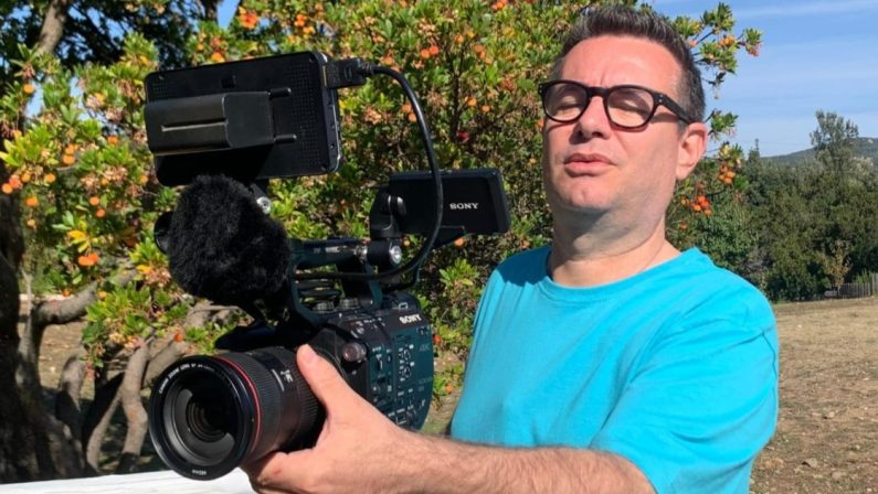 Cristian Cocco dirige e interpreta “Anacronistico”, il film presentato a Cosenza e Reggio