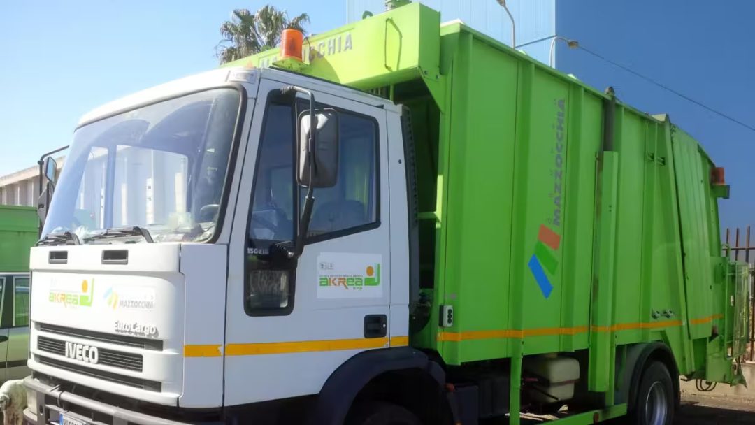 Crotone, camion per le raccolta rifiuti in quarantena per radioattività