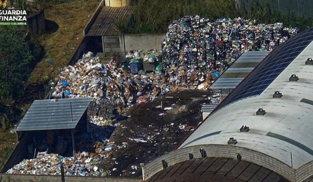Discarica abusiva scoperta a Palmi: 163 carcasse d’auto e rifiuti pericolosi sequestrati