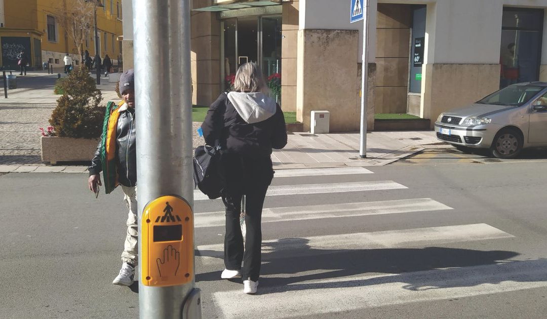 Matera, installati dispositivi luminosi per l’attraversamento pedonale