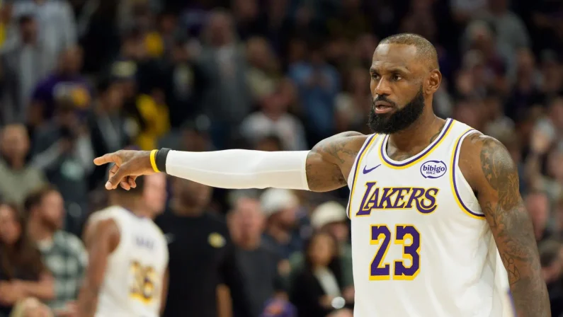 I Lakers rimontano i Suns, ai Warriors non basta Curry: il resoconto della notte Nba