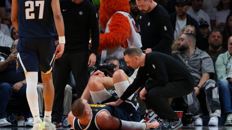 Impresa Cleveland contro San Antonio, infortunio al ginocchio per Jokic