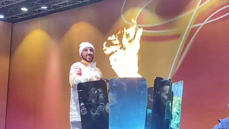 La fiamma olimpica a Palermo, Cairoli accende il braciere / Video
