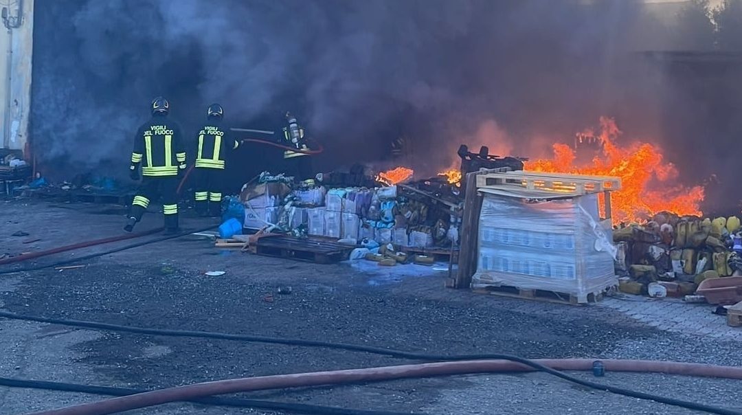 Lamezia, incendio in un deposito, salvata famiglia, donna disabile e il suo cagnolino