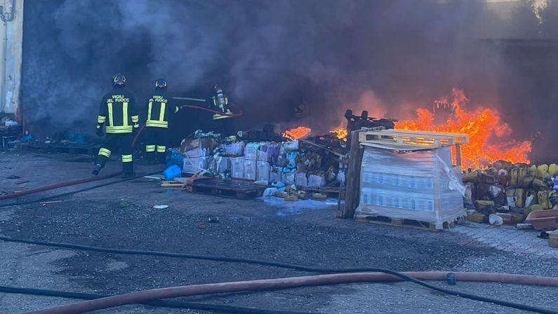 Lamezia, incendio in un deposito, salvata famiglia, donna disabile e il suo cagnolino