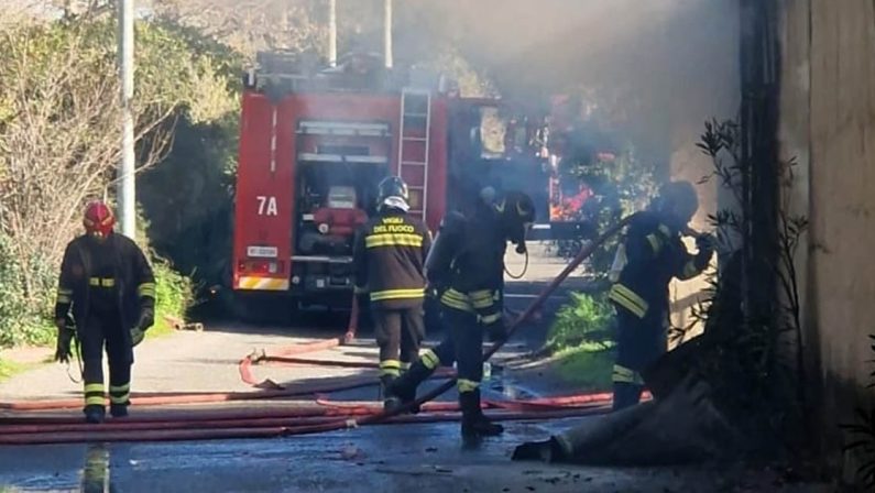 Maida, incendio distrugge un capannone commerciale