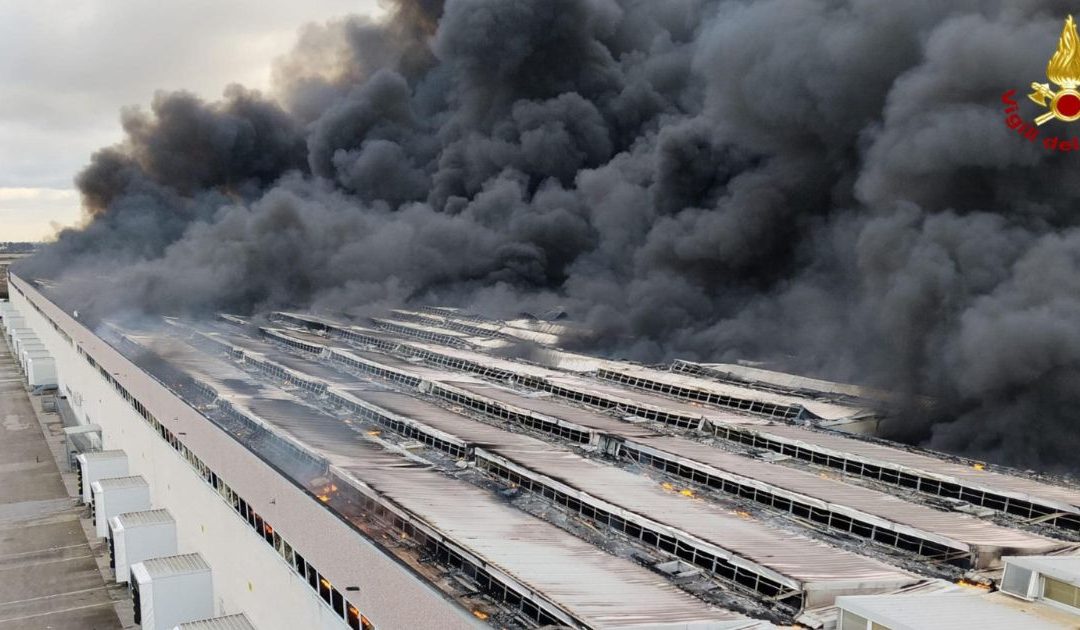 L'incendio al Centro logistico di Rutigliano