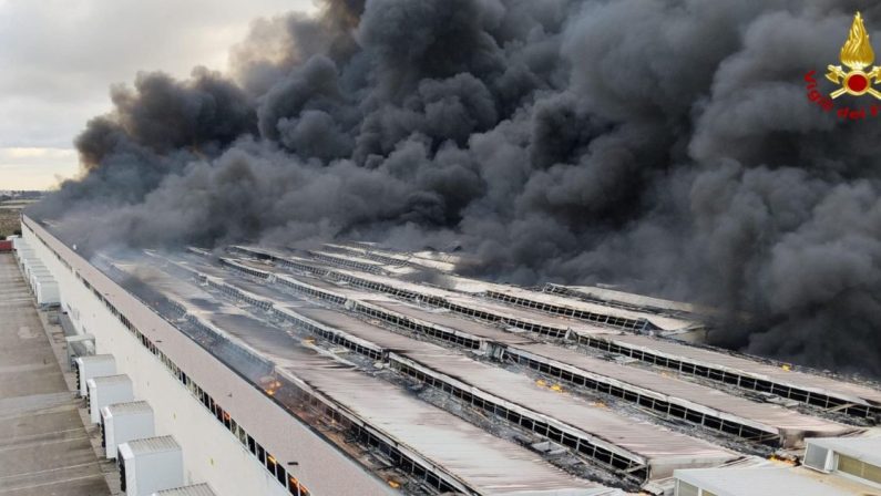 Vasto incendio in un centro logistico del Barese, fiamme alte 10 metri
