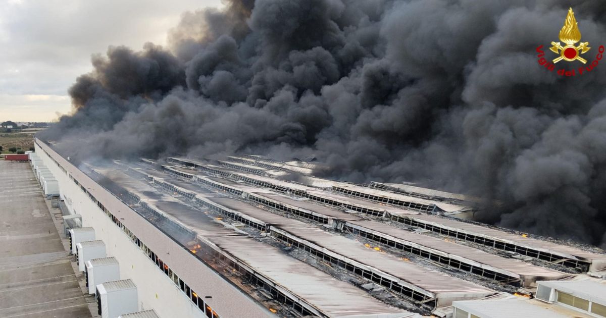 https://www.quotidianodelsud.it/wp-content/uploads/2025/12/incendio-centro-logistico-barese.jpg