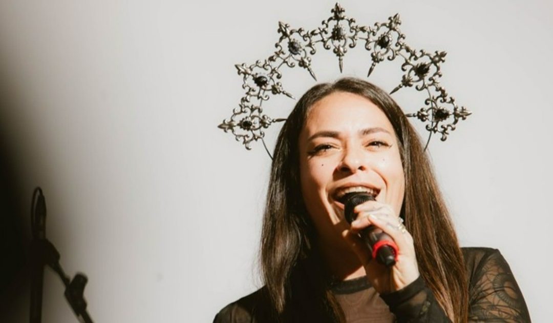 La cantautrice calabrese Januaria presenta il suo primo album “Santi, dall’onirico al risveglio”