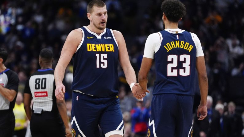 Celtics ko a Milwaukee nella notte Nba, Jokic trascina i Denver Nuggets