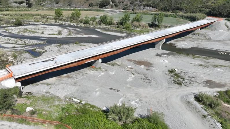 Calabria interrotta, treni senza coincidenze e l’auto come unico biglietto