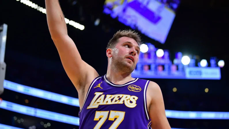 Nuggets e Knicks vincono ancora, Doncic trascina i Lakers: il resoconto della notte Nba