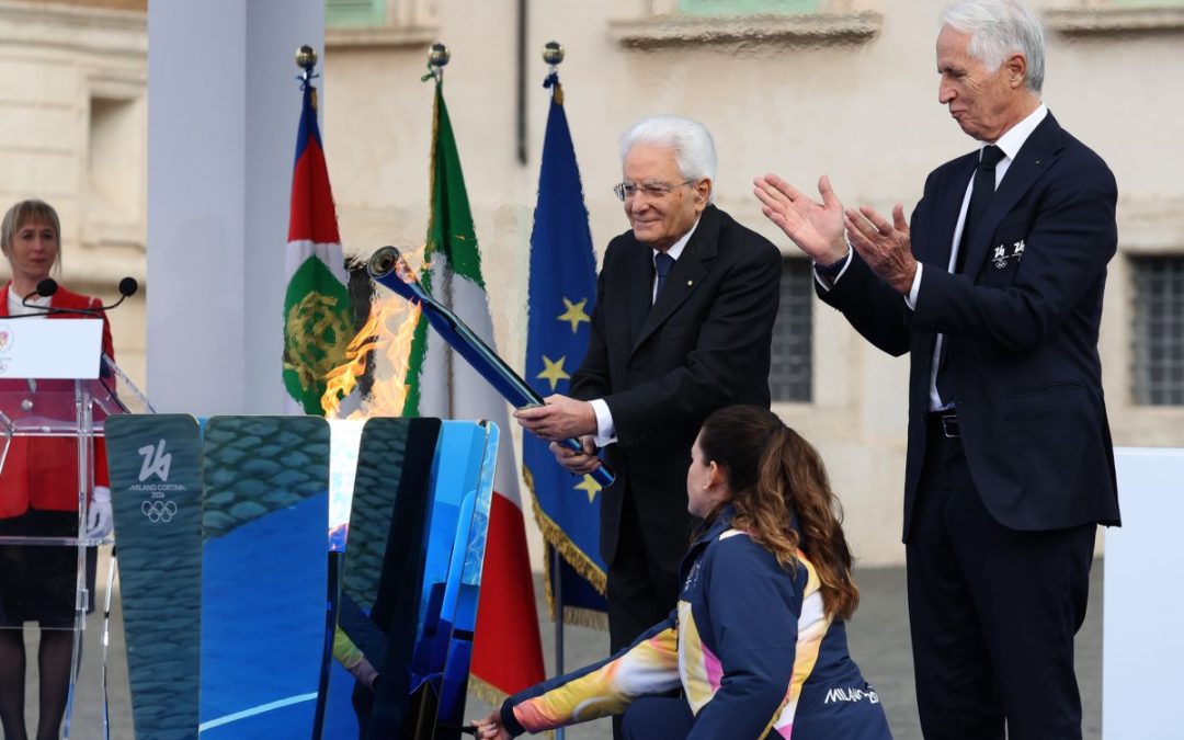 Mattarella accende il braciere olimpico dei Giochi Invernali di Milano-Cortina 2026 / Video