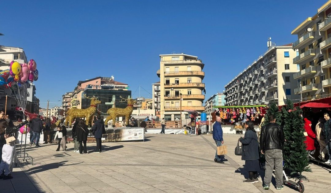 La magia del Natale invade Cosenza: mercatini e attrazioni a Piazza Bilotti