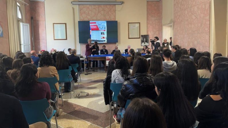 Pedagogia antimafia, i contributi degli studenti del liceo Pitagora di Crotone