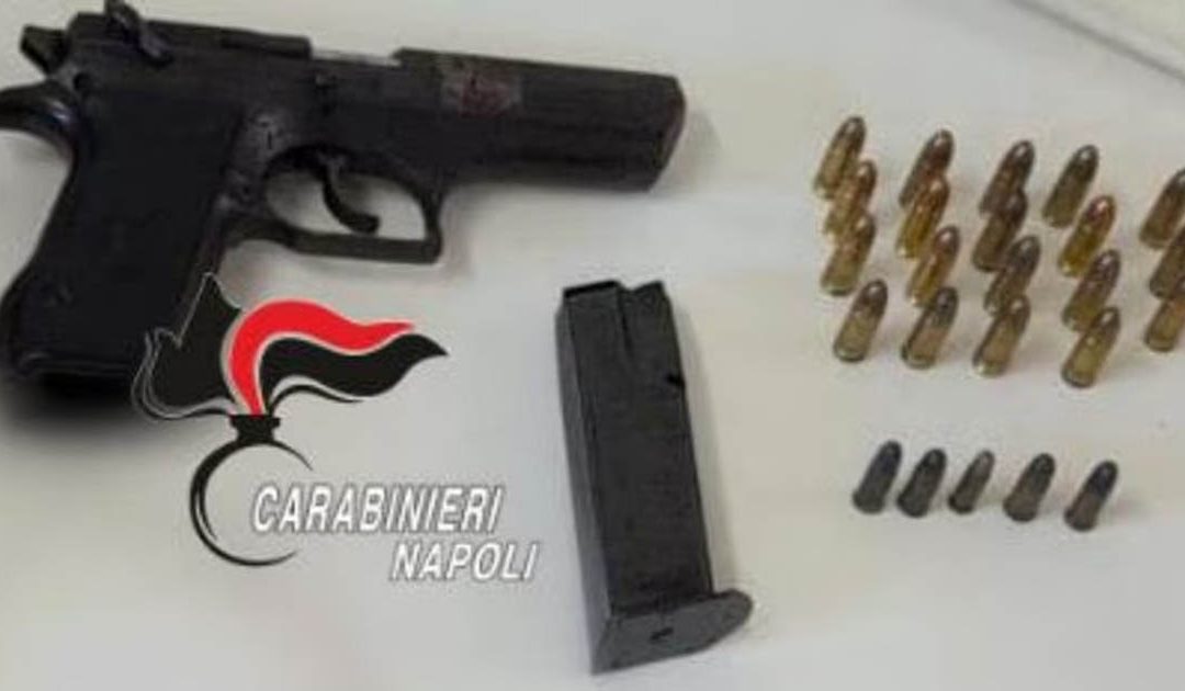 Napoli, carabinieri trovano pistola e droga in un bidone a Secondigliano