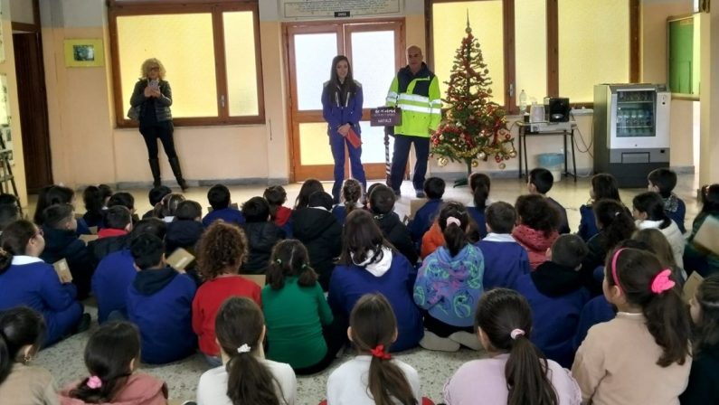 Melito Porto Salvo, Poste Italiane porta la magia del Natale a scuola