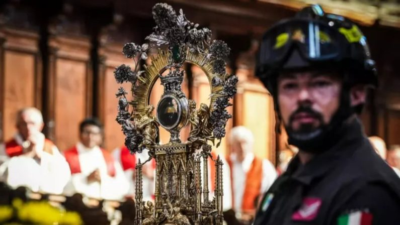 Napoli in festa: si ripete il prodigio della liquefazione del sangue di San Gennaro
