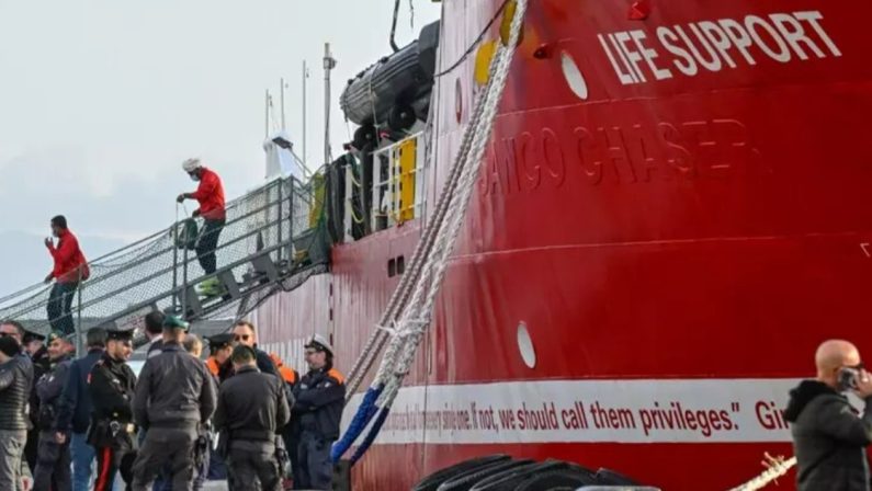 Napoli, sbarcati 113 migranti salvati dalla Life Support di Emergency
