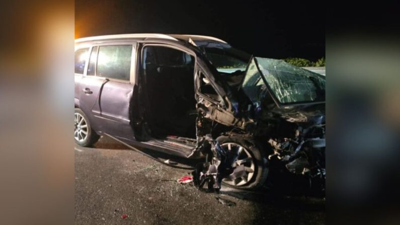 Schianto notturno sulla Statale 106 a Sibari: tre feriti, uno è grave