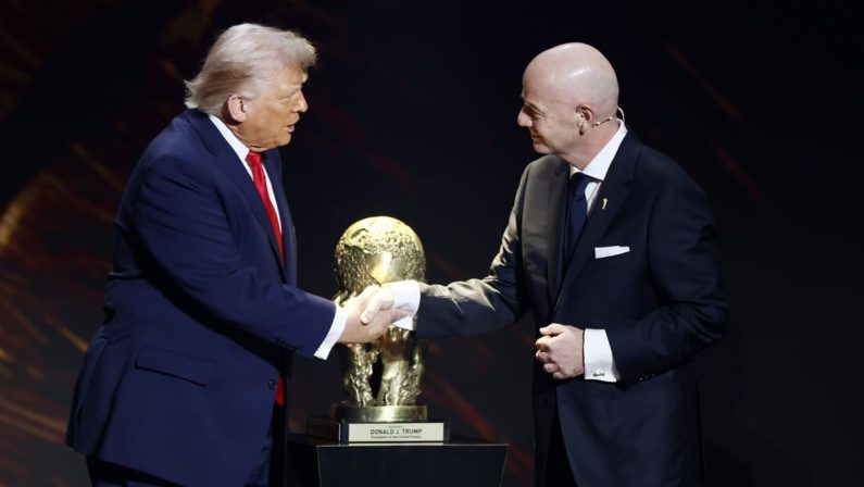 Sostegno a Trump e violazioni del codice etico, indagine sul presidente della Fifa Infantino