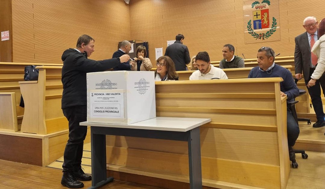 Un momento delle votazioni provinciali di Vibo Valentia