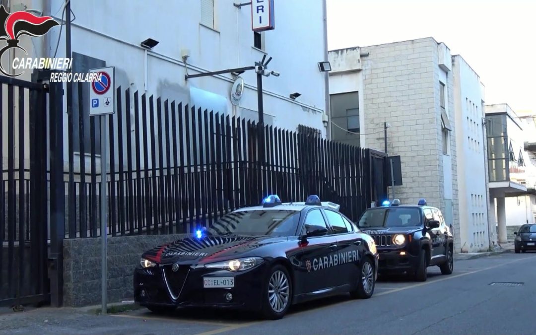 Mostra la pistola e parte un colpo, giovane in terapia intensiva nel reggino: arrestato l’amico