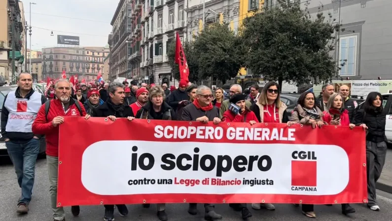 Napoli in piazza contro la manovra, 10 mila persone al corteo della Cgil