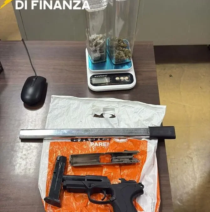 Controlli della Guardia di Finanza nel Napoletano: sequestro di armi e droga, due denunciati