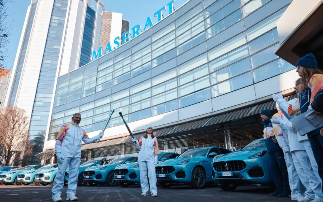 La nuova Maserati Grecale Cristallo saluta il passaggio della Fiamma Olimpica