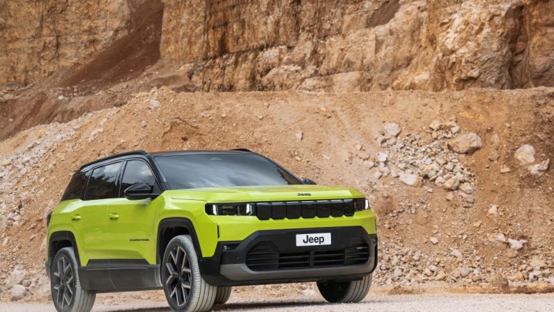 Jeep apre gli showroom e punta sulla nuova compass