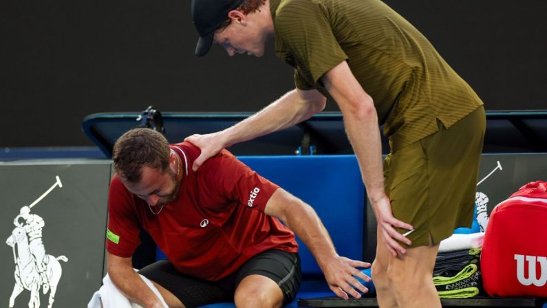 Australian Open, buona la prima per Sinner: Gaston si ritira dopo due set