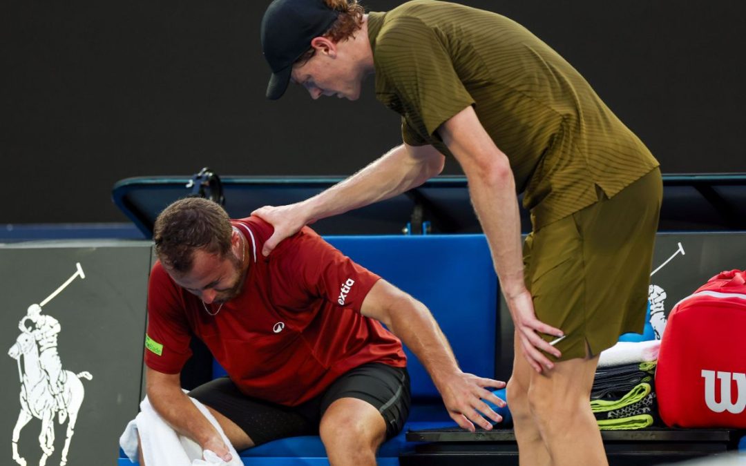 Gaston si ritira dopo aver perso i primi due set, Sinner avanti a Melbourne