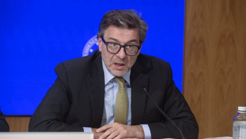 S&P conferma per l’Italia il rating e aumenta outlook, Giorgetti “Lavoro paga”