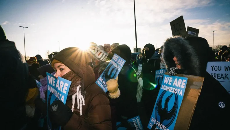 In migliaia a Minneapolis contro Ice, appare a sorpresa Bruce Springsteen