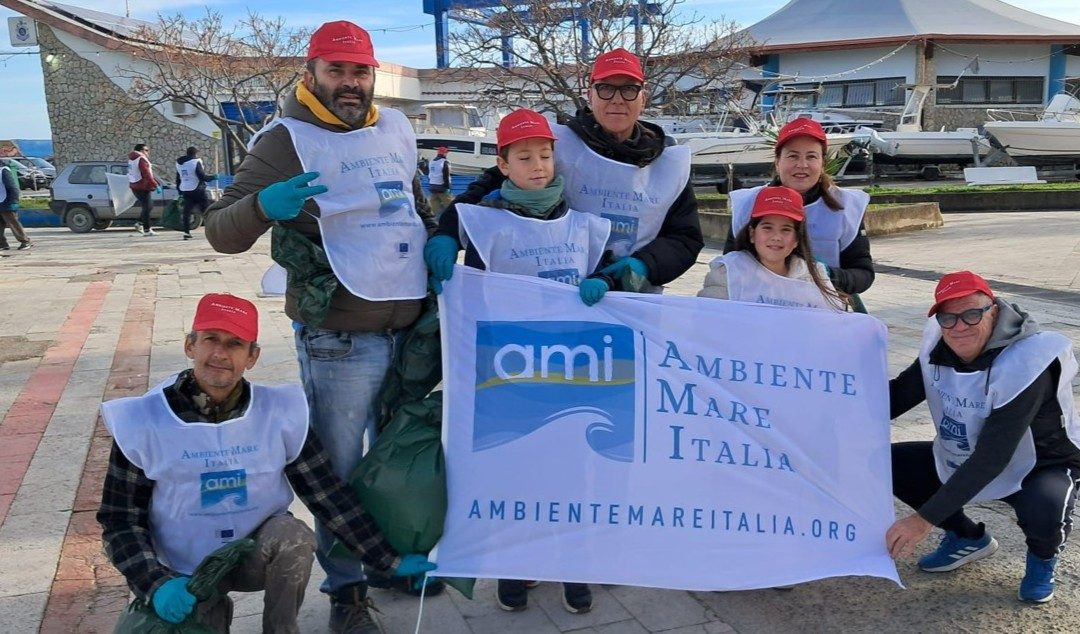 Ambiente Mare Italia e Lega navale in prima linea a Cirò Marina dopo il ciclone Harry