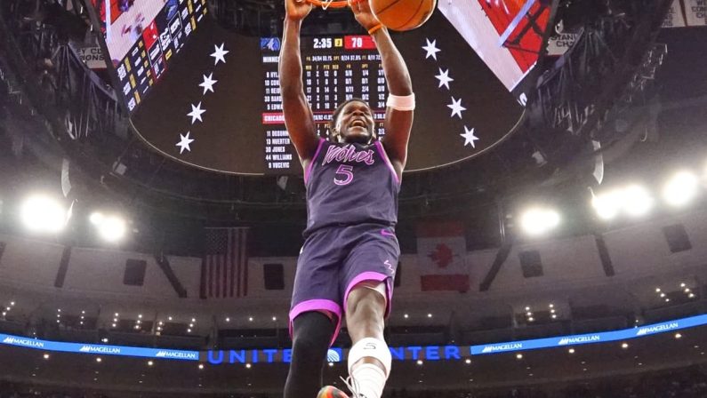 Minnesota vince il big match con San Antonio nella notte Nba, Thunder ko contro Miami