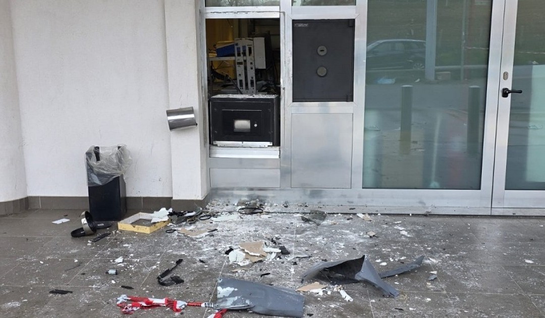 I danni provocati dall’esplosione al bancomat di Santo Stefano di Rogliano