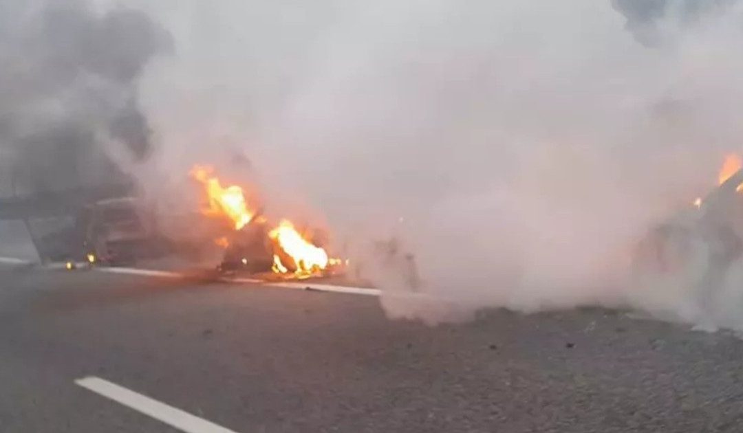 Portavalori preso di mira nel Foggiano, tre auto in fiamme sull’A14