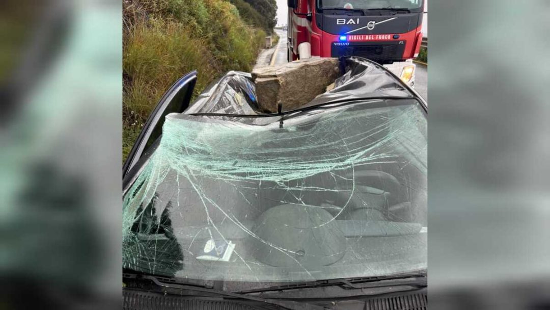 Maltempo, tragedia sfiorata: masso travolge auto nel tratto Africo-Ferruzzano