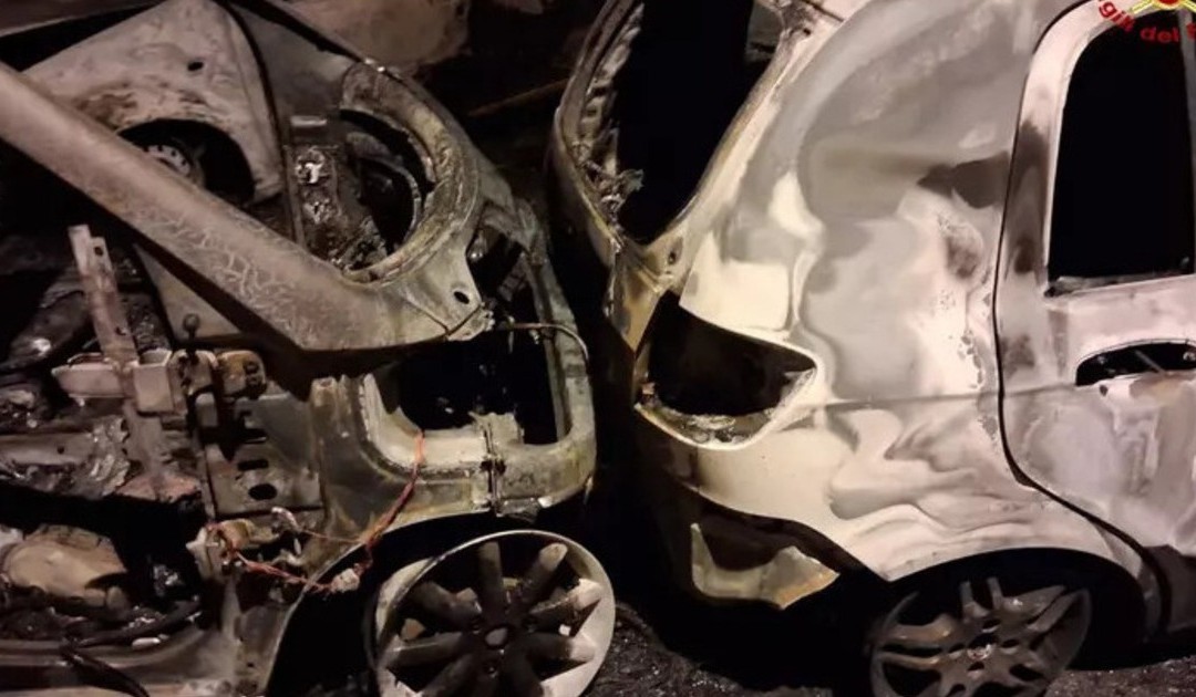 Giovinazzo, incendio ad auto: danni anche palazzi e veicoli in sosta
