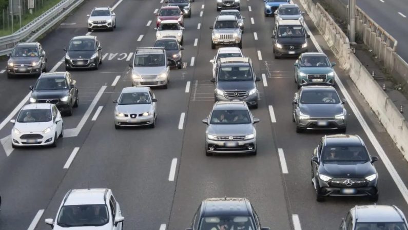 Nel 2025 mercato auto in Ue in crescita dell’1,8%, elettriche e ibride trainano il settore