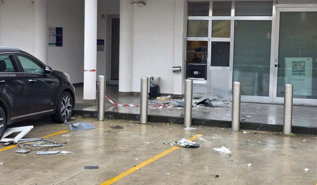 Il bancomat di Santo Stefano di Rogliano dopo l'assalto