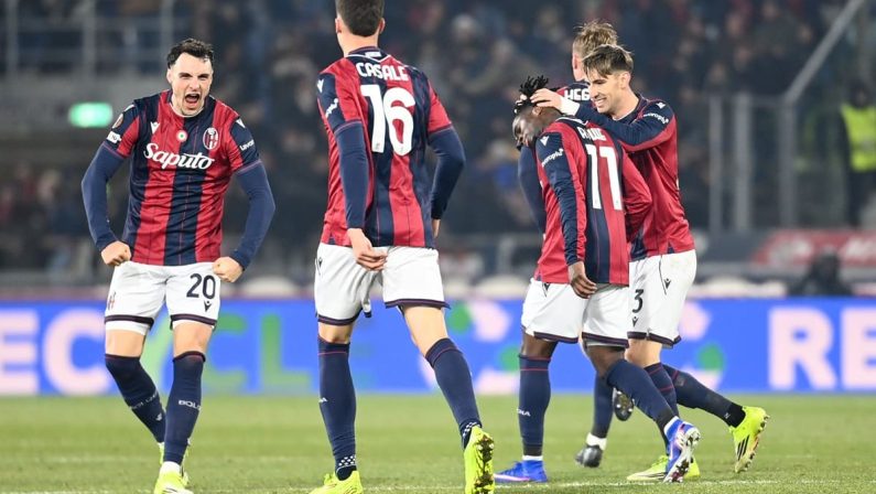 Il Bologna rimonta due gol al Celtic rimasto in 10, 2-2 al Dall’Ara in Europa League