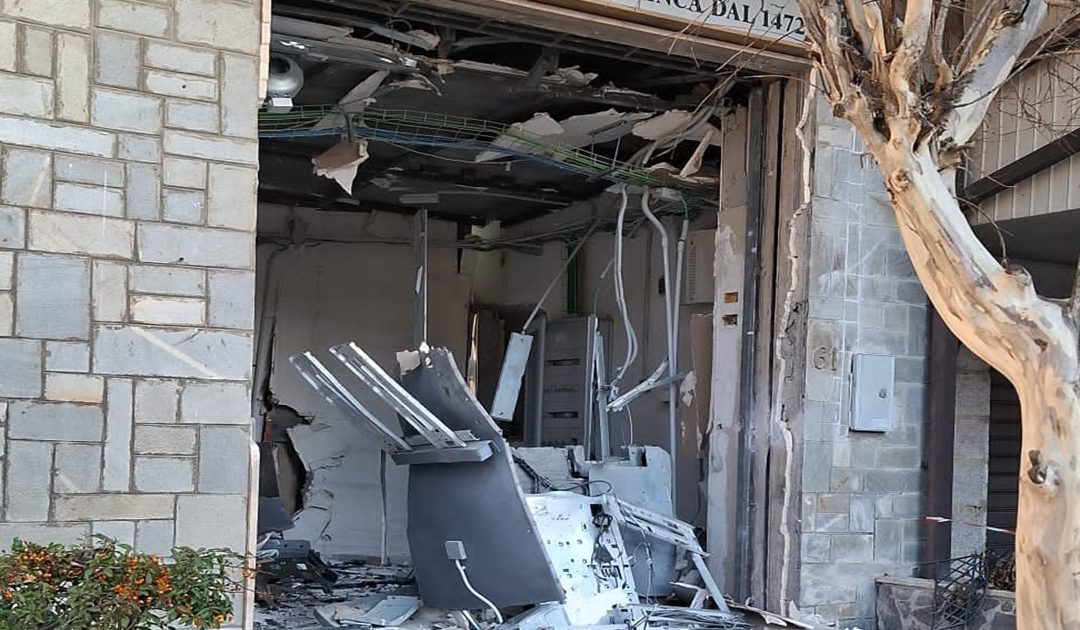 il bancomat assaltato a Camigliatello Silano