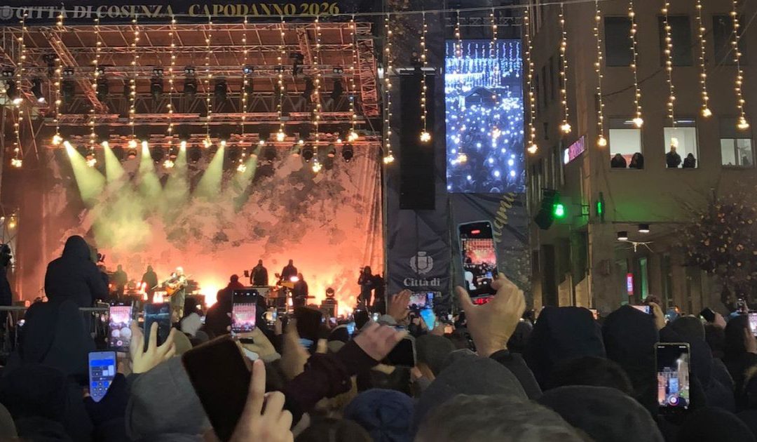 La folla in piazza per il concerto di Brunori
